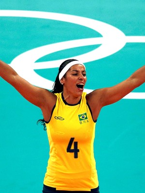 Paula Pequeno na partida de vôlei do Brasil contra os Estados Unidos  (Foto: Reuters)