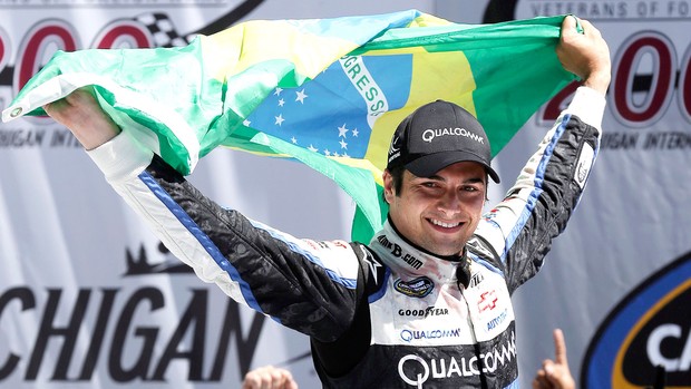 Nelsinho Piquet comemora vitória na NASCAR Truck (Foto: AP)