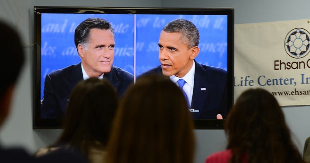 Eleitores assistem pela televisão em Los Angeles, Califórnia, ao debate entre Romney e Obama em 22 de outubro (Foto: AFP)