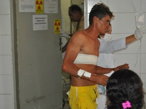 Homens envolvidos em conflitos foram hospitalizados (Foto: Jackson Perigoso/Revista Central)