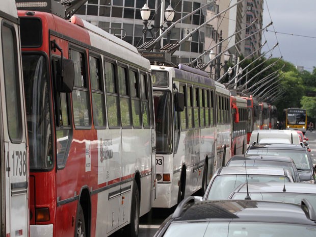 ônibus ficam parados após problema na rede de trólebus (Foto: Luiz Guarnieri/AE)