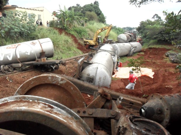 Quatro vagões com álcool tombaram após trem sair do trilho (Foto: Honorio Silva/RPCTV) Quatro vagões com álcool tombaram após trem sair do trilho (Foto: Honorio Silva/RPCTV)