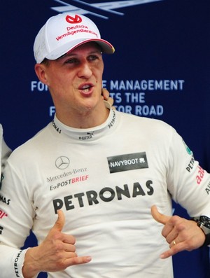 Schumi após treino em Xangai (Foto: AFP)