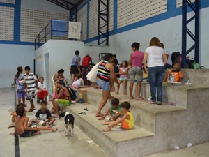 Ginásio da Escola Municipal Nazinha Barbosa serviu de abrigo para moradores do bairro São José, em João Pessoa (Foto: André Resende/G1)