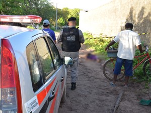 Corpo foi encontrado em rua do bairro Bessa em João Pessoa, Paraíba (Foto: Walter Paparazzo/G1)