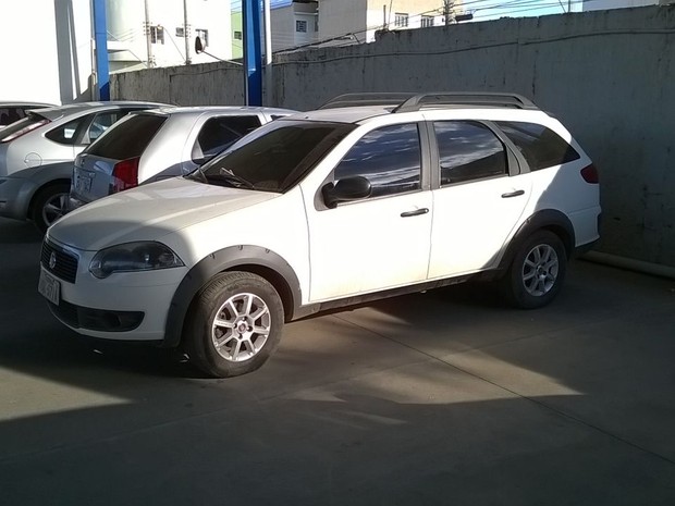 Carro de José Adilson Leite Fonseca estacionado na garagem de hotel em Montes Claros (Foto: Valdivan Veloso/G1)