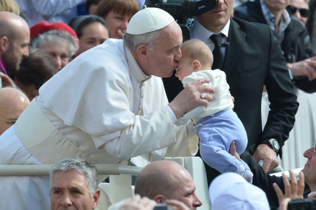 O Papa Francisco beija criança nesta quarta-feira (27) na Praça de São Pedro, no Vaticano (Foto: Reuters)