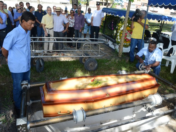 Enterro da cantora Loalwa Braz, do Kaoma, em cemitério na Serra, no Espírito Santo (Foto: Carlos Alberto Silva/A Gazeta)