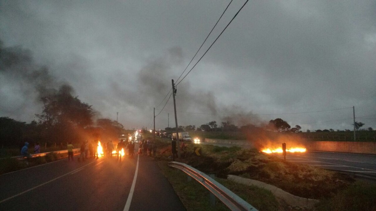Protesto fecha Rodovia Cesário José Castilho em Bauru - Globo.com