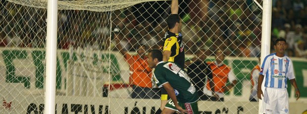 O Icasa só precisava de empate sem gols para subir, mas goleou o Papão, no Romeirão (Foto: Agência Diário)