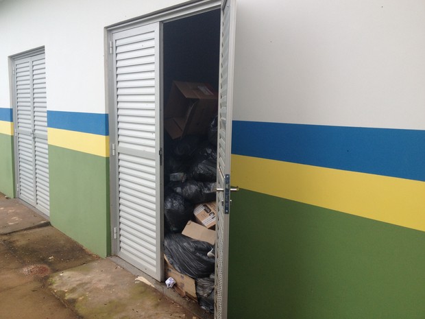 Lixo comum e hospitar estão armazenados no mesmo local (Foto: Dayanne Saldanha/G1)