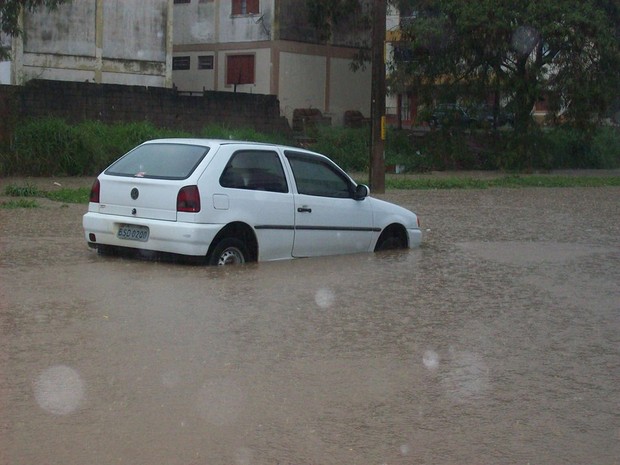 Chuva causou alagamentos na Rua Henrique Martarello, em São João da Boa Vista (Foto: Natalia Mattos/Arquivo Pessoal)