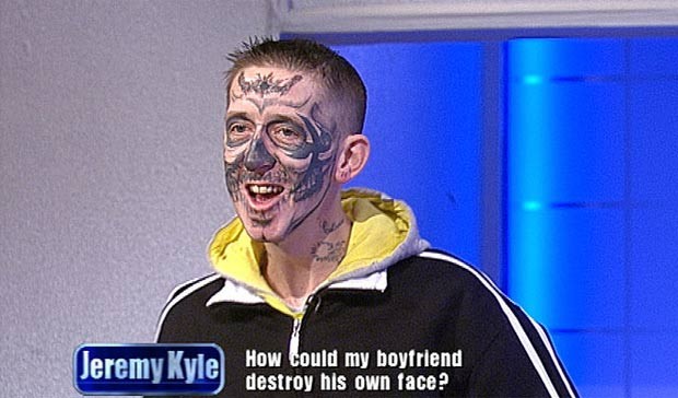 Em 2011, o britânico ‘Mad Dog’ Deon chocou sua namorada ao fazer uma tatuagem bizarra. O jovem decidiu estampar uma caveira no rosto. A mulher contou que pensou que o namorado estivesse brincando quando ele falou que iria tatuar uma caveira no rosto. (Foto: Reprodução)