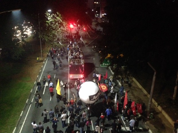 Professores seguem pela 23 de Maio, sentido Centro. (Foto: Roney Domingos/G1)