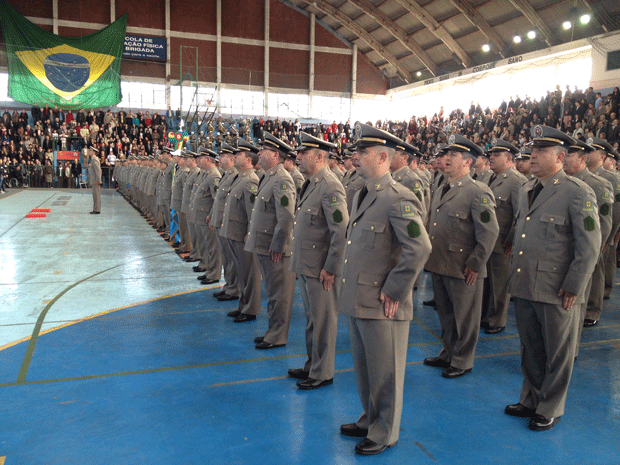 Em Porto Alegre, a solenidade graduou 416 ao posto de 2º sargento (Foto: Caco Barzi/RBS TV)