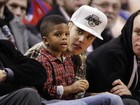 Justin Bieber tem noite de babá durante jogo de basquete