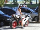 Ex-BBB Yuri passeia de moto pelas ruas da Zona Oeste do Rio de Janeiro