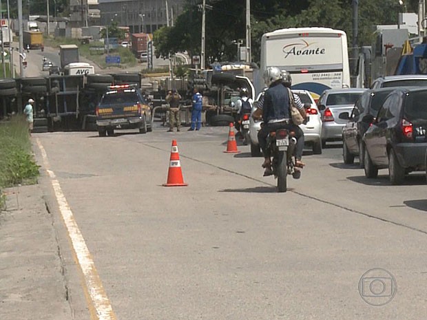 Acidente com carreta na BR-101, no Recife (Foto: Reprodução / TV Globo)