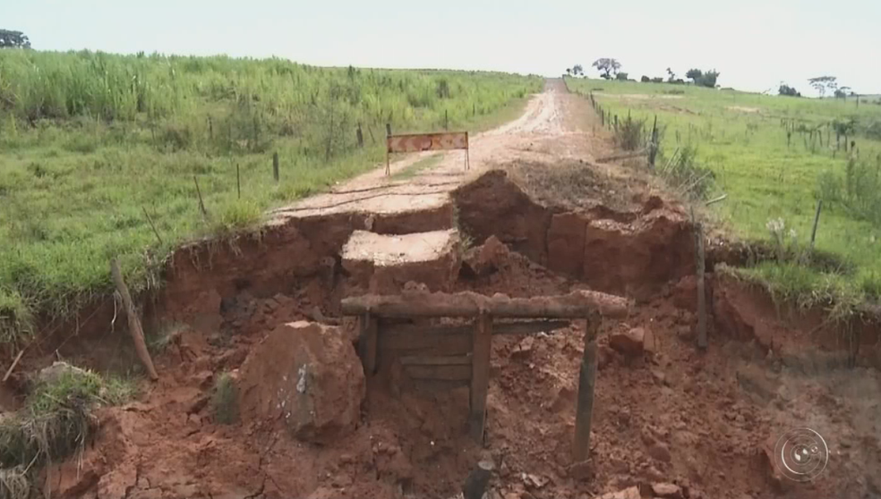 Ponte foi destruída pela chuva em janeiro em Tupã (Foto: Reprodução/TV TEM)