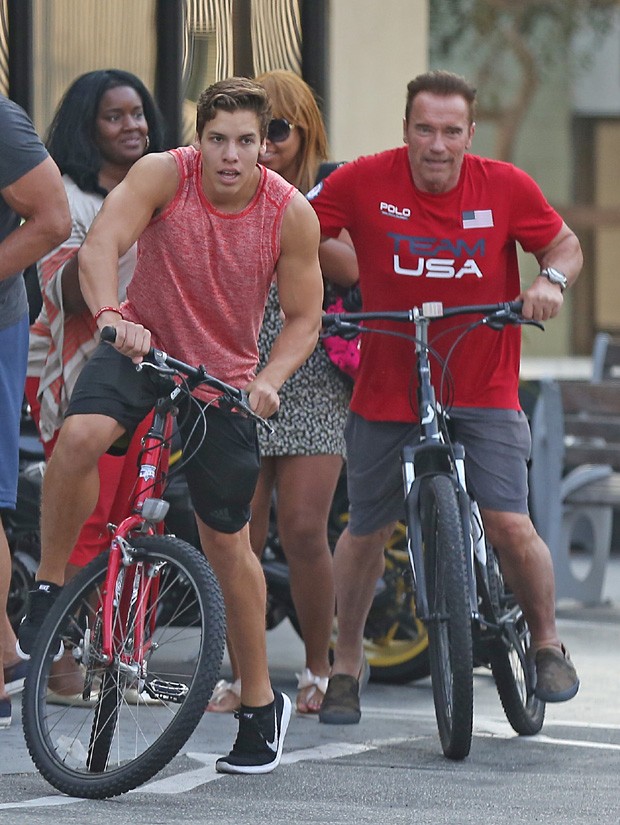 Arnold Schwarzenegger com o filho Joseph Baena (Foto: The Grosby Group)