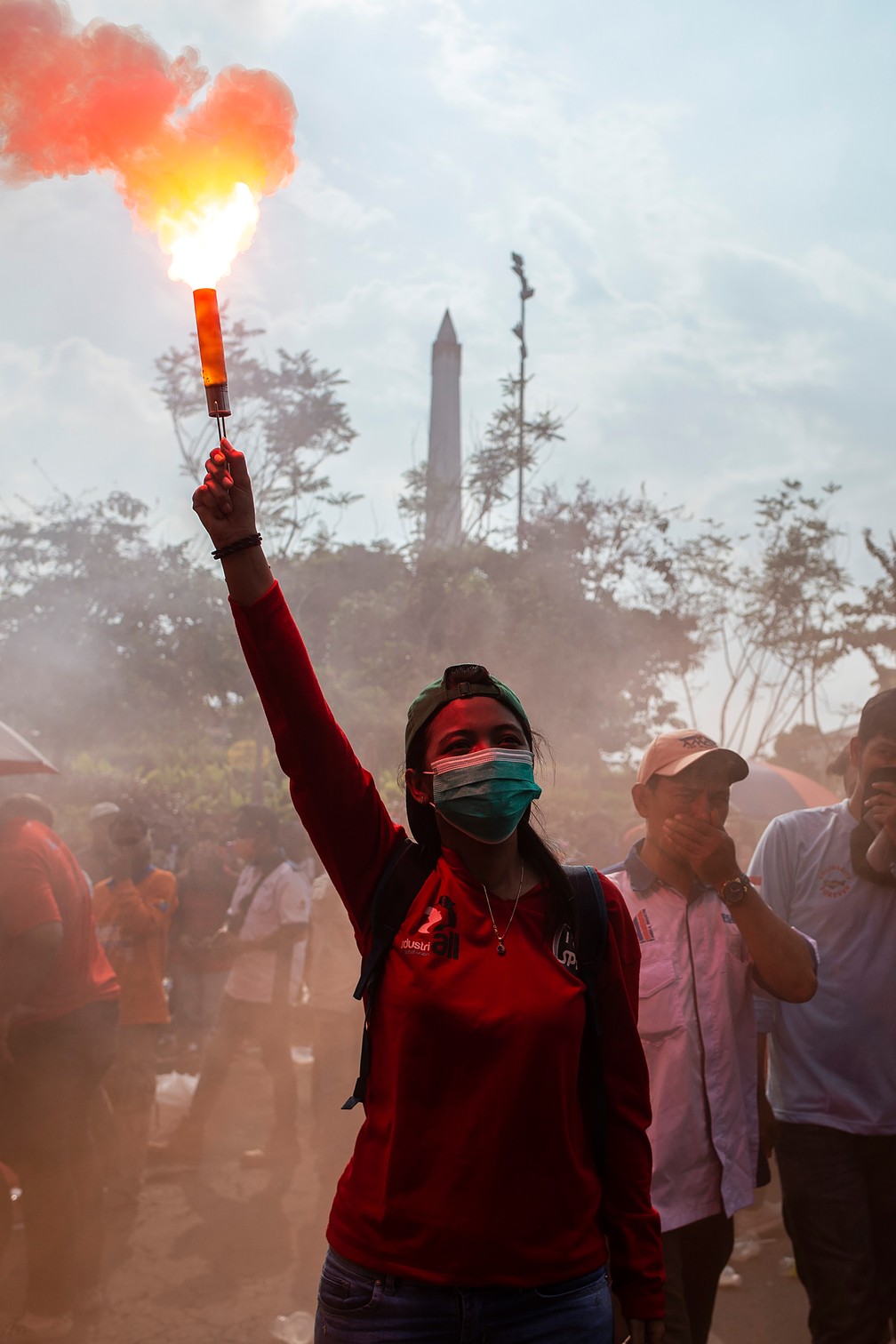 Trabalhadores indonésios protestam no 1º de maio em Surabaya, Indonésia.  — Foto: Juni Kriswanto / AFP