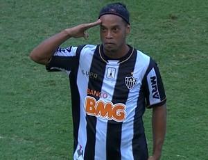 Ronaldinho comemora gol e faz continência para o presidente Kalil (Foto: Reprodução / Premiere FC)