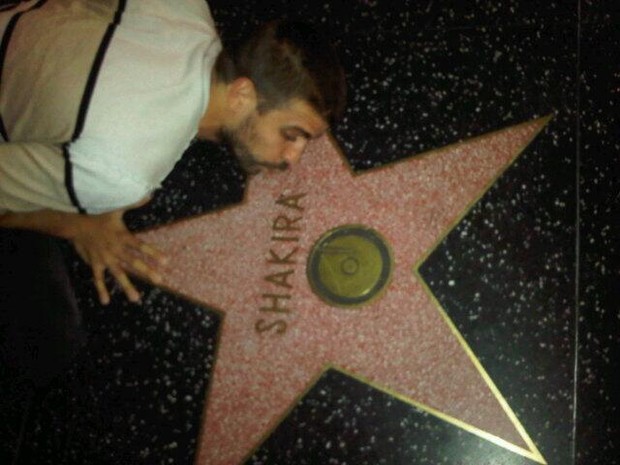 Piqué beija estrela de Shakira na Calçada da Fama (Foto: Twitter/ Reprodução)