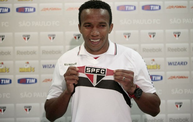 Paulo Assunção veste a camisa do São Paulo (Foto: Miguel Schincariol / www.saopaulofc.net)