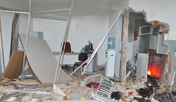 Agência ficou parcialmente destruída com a força da explosão (Foto: Júlio França)