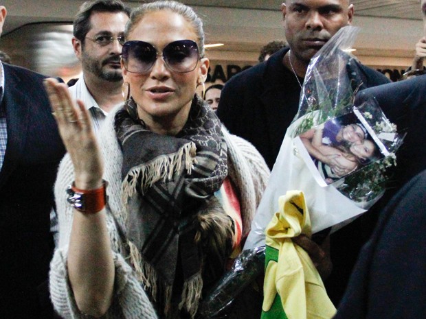Jennifer Lopez acena para fãs no aeroporto de Cumbica, em Guarulhos, em São Paulo, nesta sexta-feira (22) (Foto: Diogo Moreira/Agência Estado)