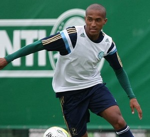 Com ‘vida’ no Palmeiras, Renato promete se doar em qualquer posição