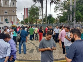 Prédios foram evacuados após tremor  (Foto: João Cunha/G1)