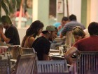 Neymar e Bruna Marquezine se divertem em jantar com amigos no Rio