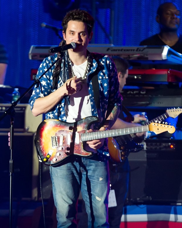 John Mayer em show na Filadélfia, nos Estados Unidos (Foto: Splash News/ Agência)