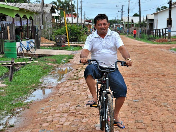 O professor Manoel Ferreira de Souza diz que costuma ir de bicicleta para qualquer lugar  (Foto: Vanísia Nery/ G1)