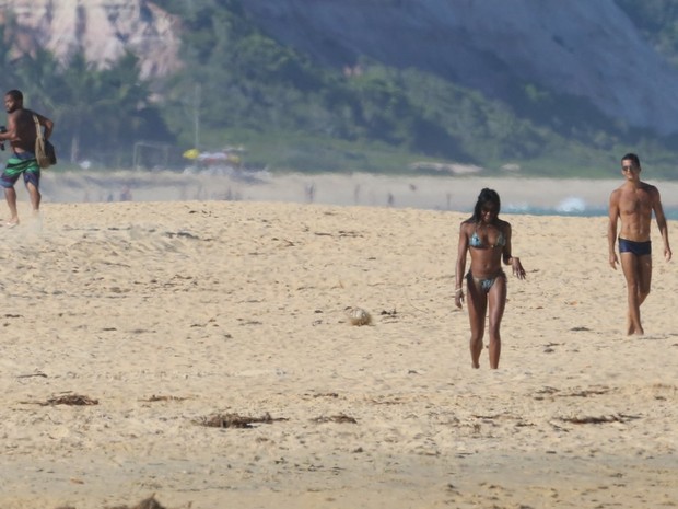 Naomi Campbell desiste de correr atrás de paparazzo em praia em Trancoso, na Bahia (Foto: Delson Silva/ Ag. News)