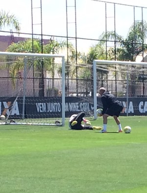 Em treino desfalcado, Gustavo sente incomodo e Cássio trabalha separado