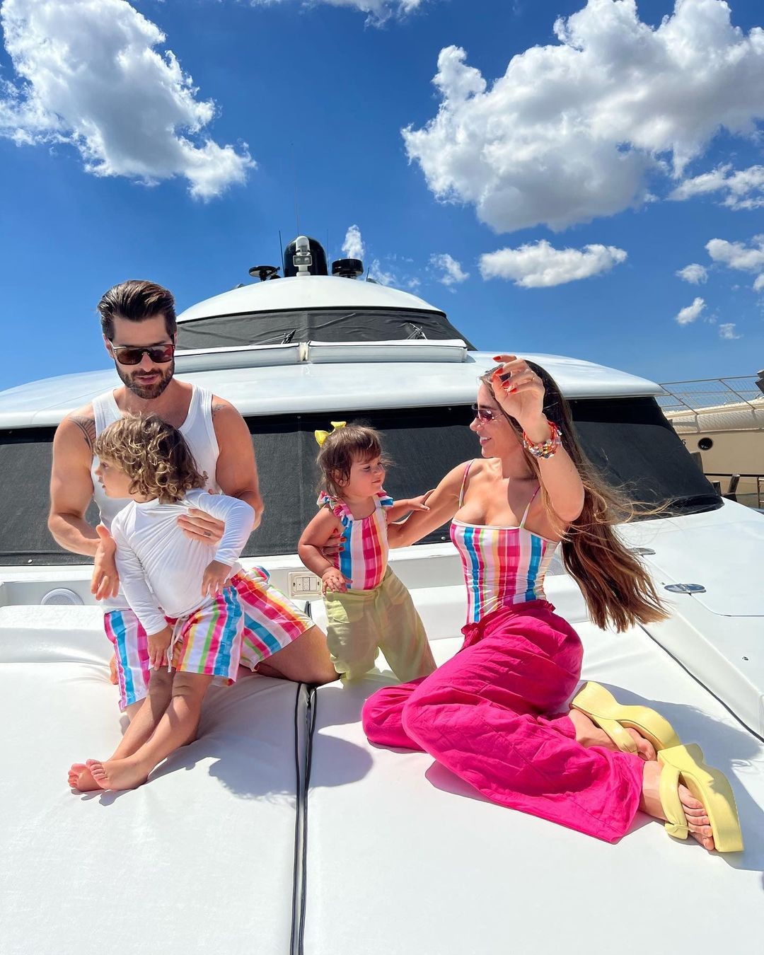 Alok e Romana Novaies com os filhos (Foto: Reprodução Instagram)