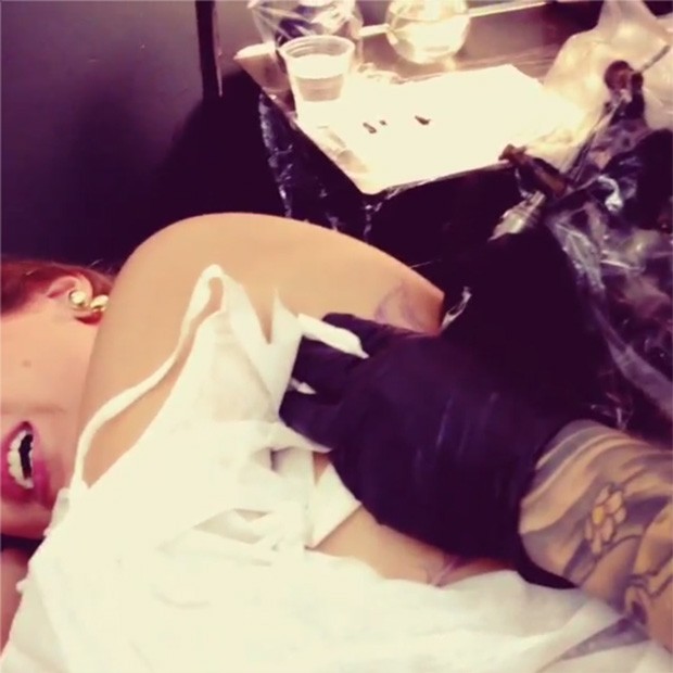 Ex-BBB Andressa faz tatuagem (Foto: Instagram / Reprodução)