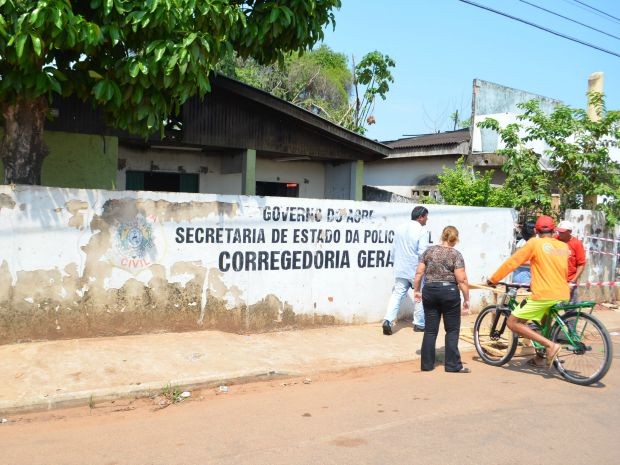 Prédio está desativado e segundo os moradores é utilizado como abrigo para usuários de drogas (Foto: Aline Nascimento/G1)