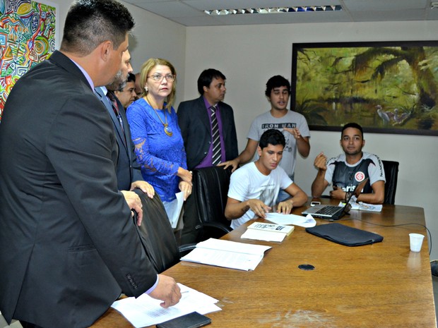 Estudantes apresentaram propostas ao projeto de lei antes da votação. (Foto: Veriana Ribeiro/G1)