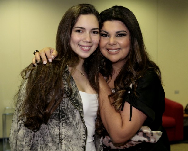 Fabiana e a filha Beatriz nos bastidores do programa (Foto: Domingão do Faustão / TV Globo)