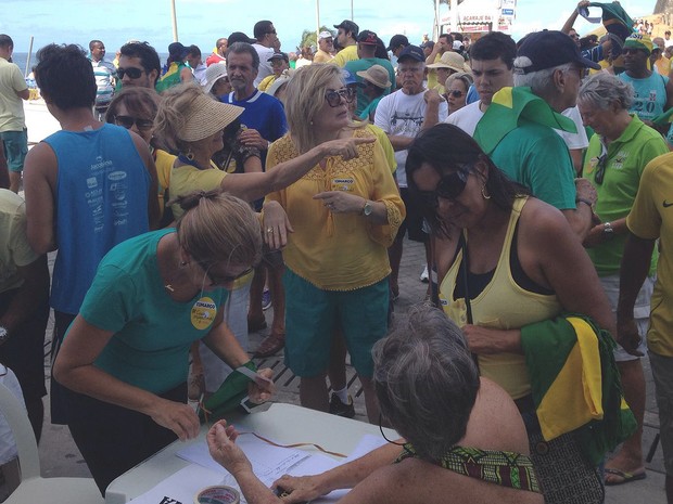 Manifestantes reunidos no Farol da Barra,e m Salvador, assinam abaixo assinado em favor da desvinculação da Polícia Federal no MInistério da Justiça. Bahia 9h30 (Foto: Henrique Mendes/ G1)