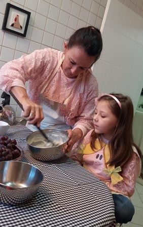 Adriane Bitencourt e a filha Sophia de 6 anos ensinam cucas (Foto: RBS TV/Divulgação)