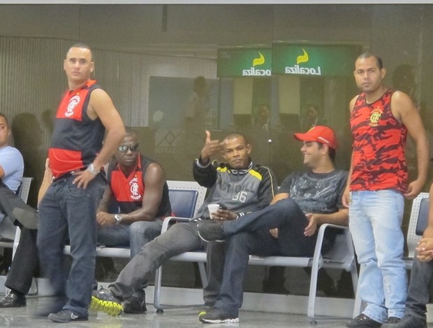 Torcida do Fla no aeroporto (Foto: Thales Soares / Globoesporte.com)