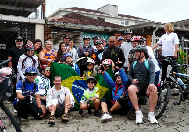 Grupo de ciclistas oferece ajuda ao coreano, que foi roubado em São Vicente, SP (Foto: Divulgação/Pedal Noturno de Santos)