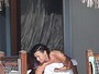 Demi Lovato faz topless durante férias românticas na Polinésia