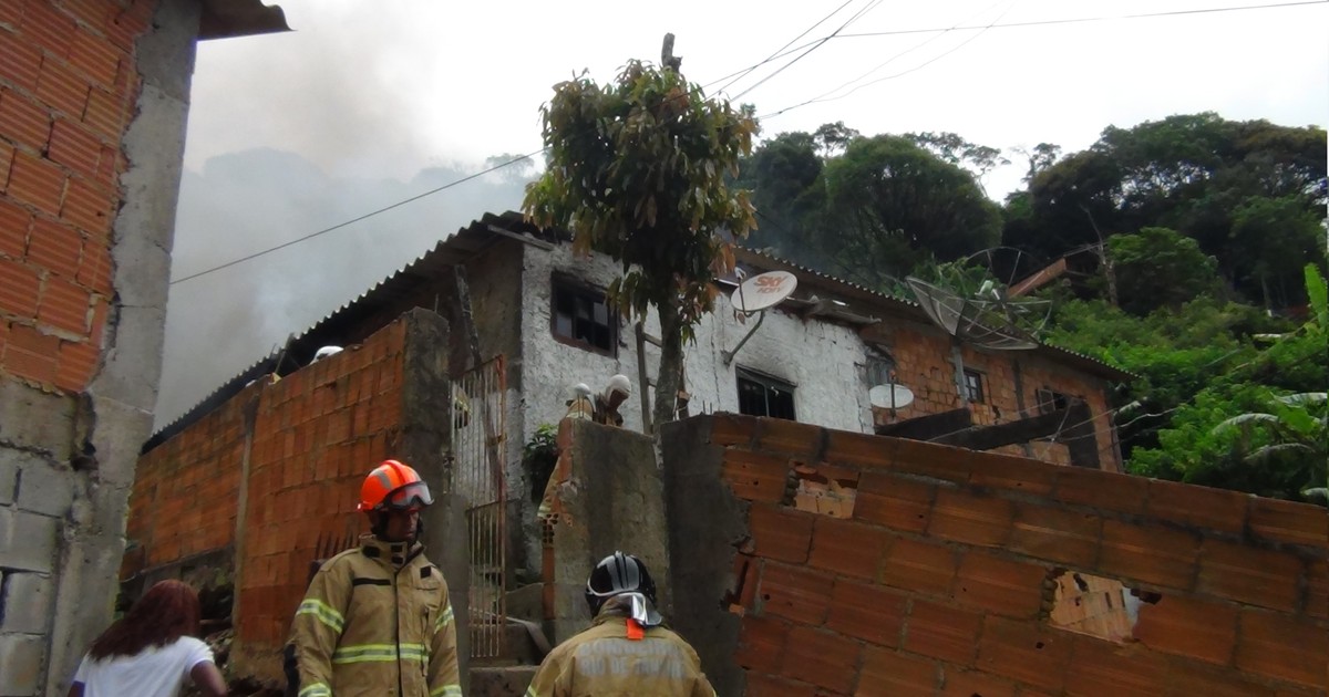 Fogo destrói dois cômodos de casa em Teresópolis, no RJ - Globo.com