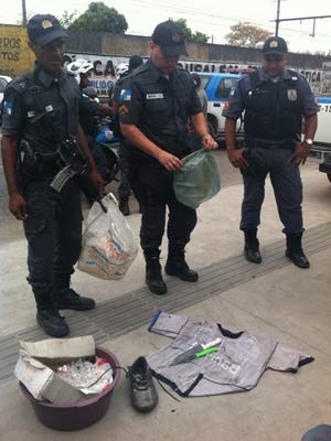 Policiais mostram os objetos (Foto: Cristiane Cardoso)