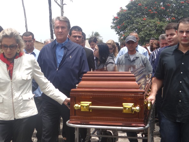 Fernando Collor e familiares carregam caixão de Ana Luisa Collor de Mello.  (Foto: Natália Souza/G1)